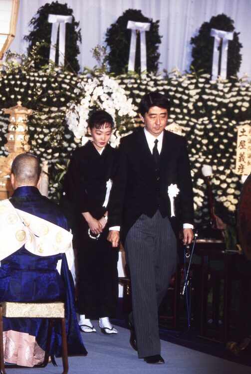 焼香を終え祭壇をあとにする晋三氏と昭恵夫人(撮影/山本皓一)