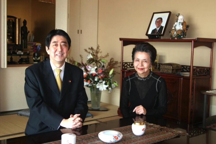安倍氏の自宅で母・洋子さんと。背後には遺影の晋太郎氏が優しく微笑んでいた(撮影/山本皓一)