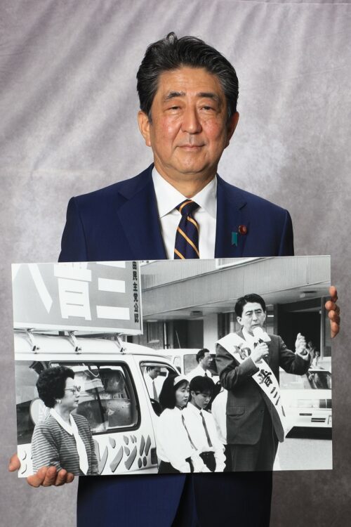 初出馬の頃の写真を手にする晋三氏(撮影/山本皓一)