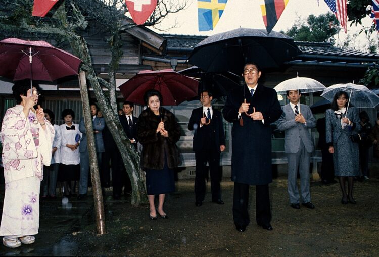 ありし日の晋太郎氏の姿。秘書を務めていた晋三氏や昭恵夫人、晋太郎氏の妻・洋子さんの姿も(撮影/山本皓一)