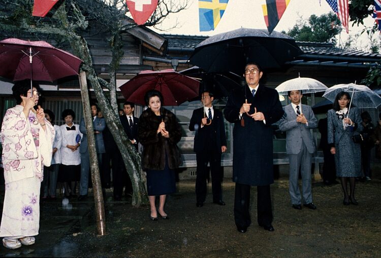 晋太郎氏の演説の様子。左は晋三氏の母・洋子さん。秘書を務めていた晋三氏の姿も（撮影／山本皓一）