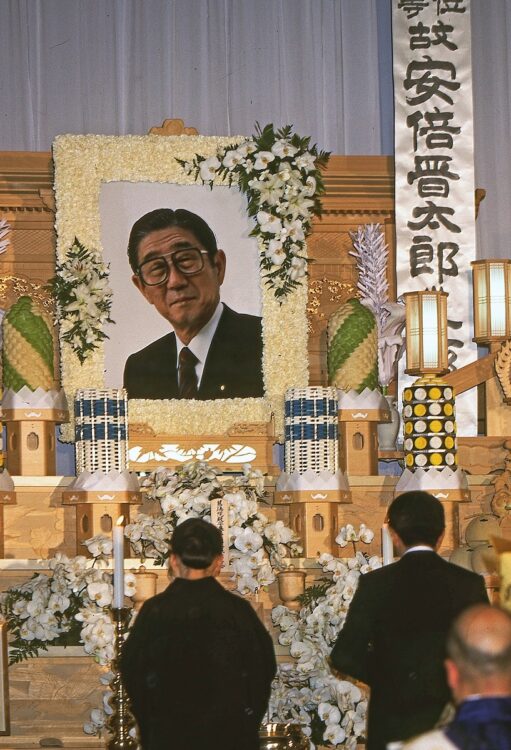 晋太郎氏の葬儀。遺影は山本氏が撮影した写真だった。後ろ姿は焼香する晋三氏と昭恵夫人（撮影／山本皓一）