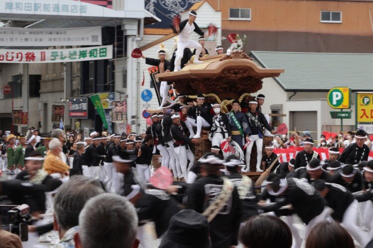 2022年は全国各地で3年ぶりに様々な祭が開催され、有名な祭には大勢の人が集まった。写真は3年ぶりに制限を設けずに開催された、約300年の歴史を誇る「岸和田だんじり祭」（時事通信フォト）