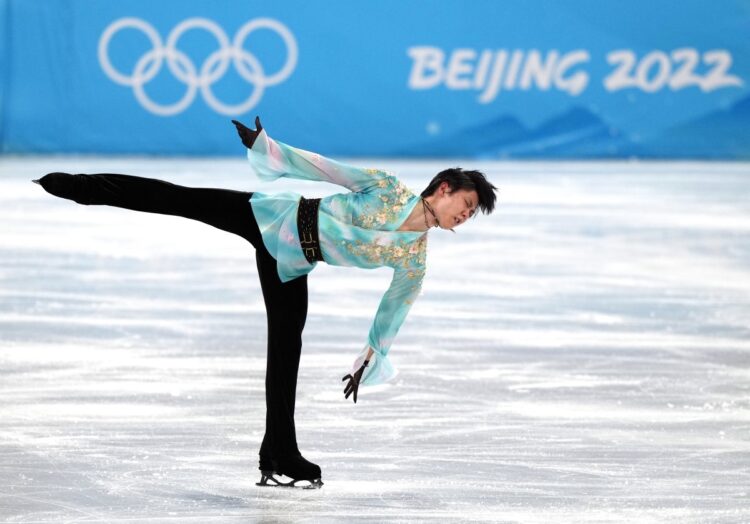 2022北京冬季五輪、フィギュアスケート男子フリースケーティングで演技する羽生結弦（SPUTNIK/時事通信フォト）
