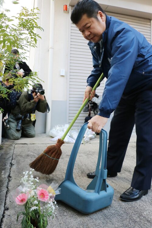 大東さんの遺志ををついだ渡辺直人・現社長の掃除姿（写真／時事通信フォト）