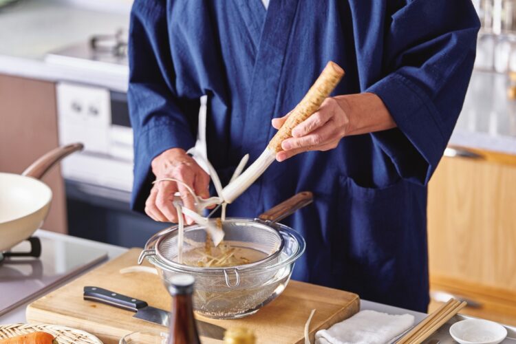 ごぼうとにんじんはピーラーで長さ10cm程のささがきにし、水(分量外)にさらす