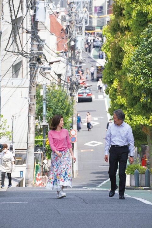 円通寺坂をさんぽする神田愛花