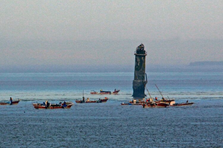 納沙布岬からわずか3・7キロの位置にある貝殻島。この海域で採れる「棹前コンブ」は漁師たちの最大の収入源だ