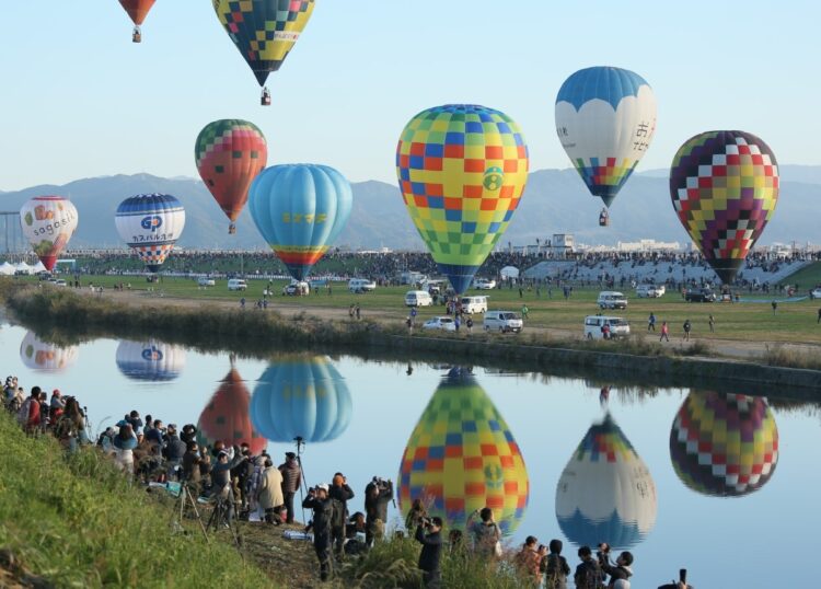 アジアで最大級の熱気球競技大会「佐賀インターナショナルバルーンフェスタ」。2022年11月4日から3年ぶりの有観客で行われる。写真は2019年（時事通信フォト）
