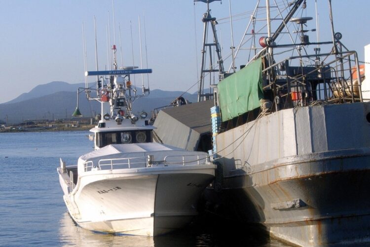 2006年に貝殻島近海で銃撃された「第31吉進丸」（左）。甲板員が死亡した（時事通信フォト）