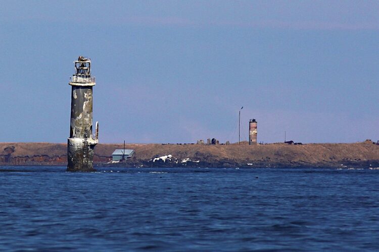 85年にもわたって風雨にさらされ、老朽化が激しい貝殻島灯台。この周辺ではロシア当局による臨検が激しさを増している。2004年の「ビザなし交流」のチャーター船から撮影