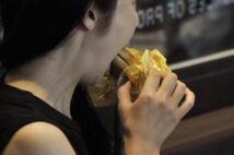 マクドナルド値上げ 「59円バーガー」の思い出と「安さこそ正義」への違和感