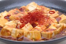 「店の床に落ちていた麻婆豆腐で鞄が汚れた!」店に弁償してもらえるのか、弁護士が解説