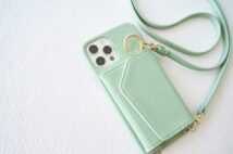 便利だけど恥ずかしい? 若い女性に人気の「スマホショルダー」を使ってみたい、おじさん世代の本音
