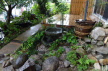 水害対策で注目の「雨庭」、雨水をつかった足湯や小川など楽しい工夫も。京都や世田谷区が実践中