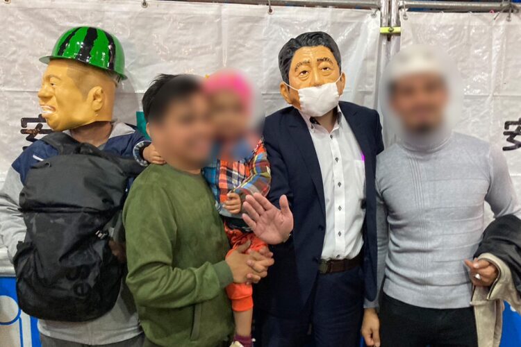 外国人観光客に囲まれる安倍氏のコスプレをした男性