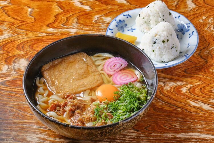 益田市『うどんの萬栄』の特製うどんとおむすび