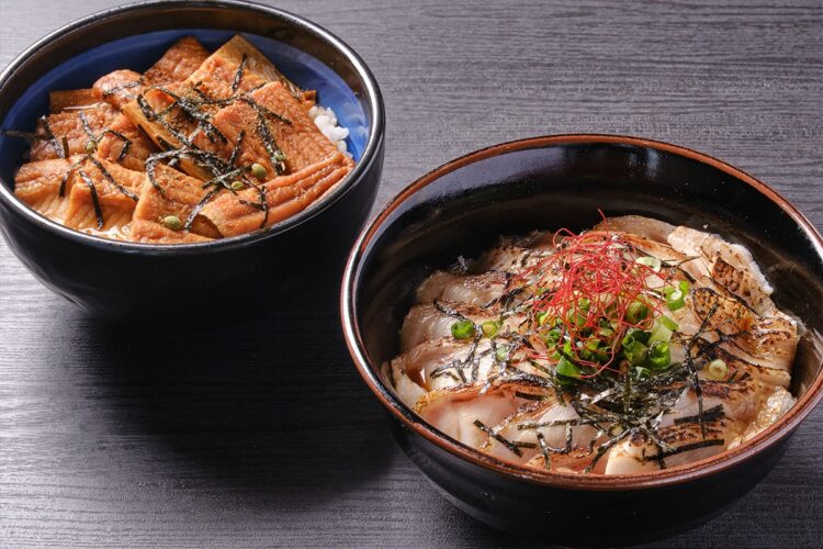 『めし処ぐっさん』ののどぐろ炙り丼（右）と穴子丼（左）