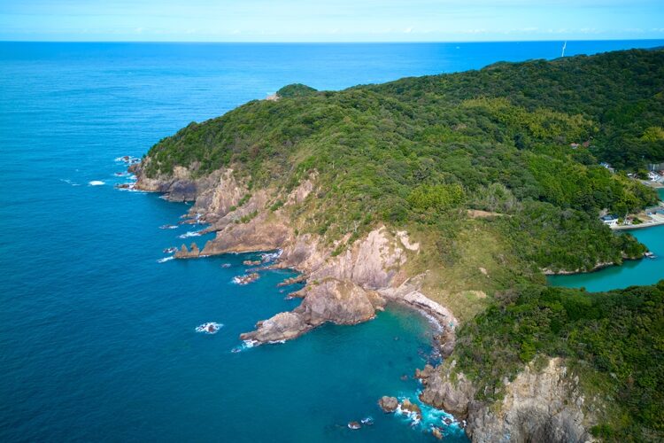 「山陰ブルー」と称される見事な絶景