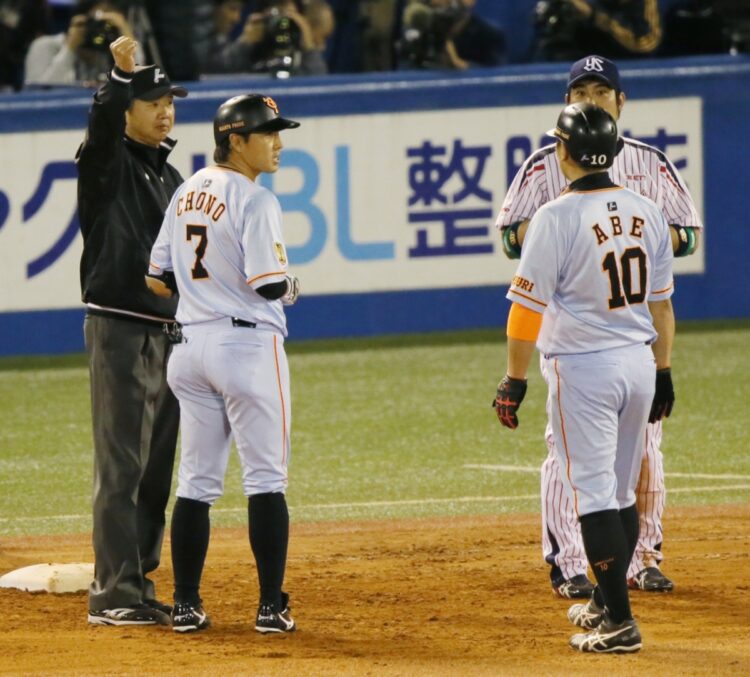 同時期に巨人の主力として活躍した長野久義と阿部慎之助。2015年のCSでは、長野がヒットを放った後に一塁走者・阿部を追い抜きアウトになったことも（時事通信フォト）