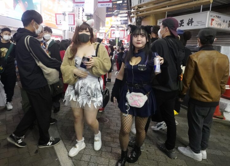 ネコ耳ポリスとしてハロウィーン本番を前に渋谷へ（時事通信フォト）