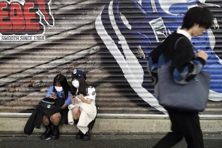 キュートにアレンジした警察コスプレも渋谷ハロウィンでは人気（時事通信フォト）