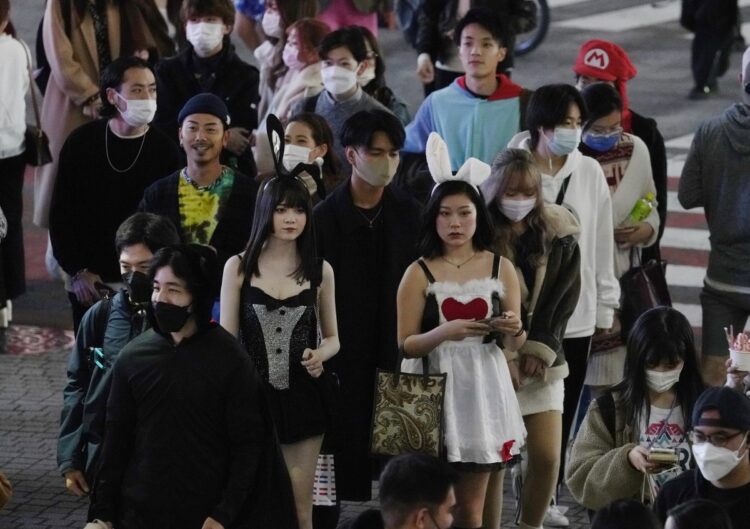 黒ウサギと白ウサギが渋谷ハロウィンを行く（時事通信フォト）