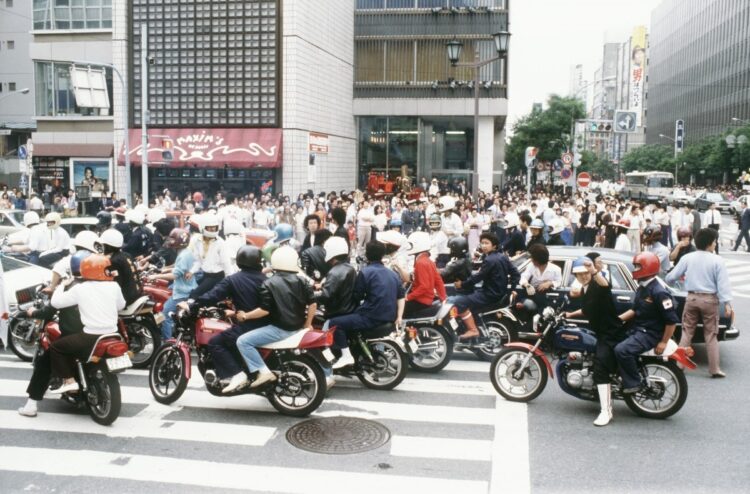 1980年、都心にあらわれた暴走族。2000年代以降、大人になったかつての若者たちが中心になって旧型のバイクを改造して集団走行するようになったのが旧車会の始まりだと言われている（時事通信フォト）