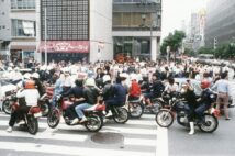 1980年、都心にあらわれた暴走族。2000年代以降、大人になったかつての若者たちが中心になって旧型のバイクを改造して集団走行するようになったのが旧車会の始まりだと言われている（時事通信フォト）