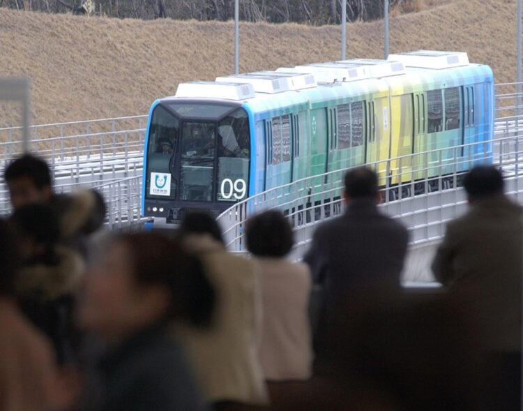 2005年3月6日、国内初の磁気浮上式リニアモーターカー（愛称リニモ）が開業し愛知県長久手町の万博会場駅には多数の人が訪れた（時事通信フォト