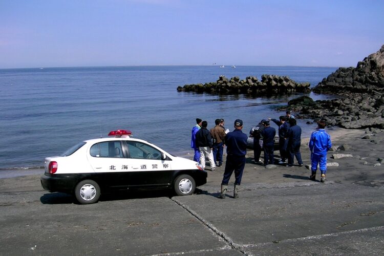 通報を受けて駆けつけた根室署のパトカー。バシュケビッチ容疑者のボートを取り調べている（住民提供）