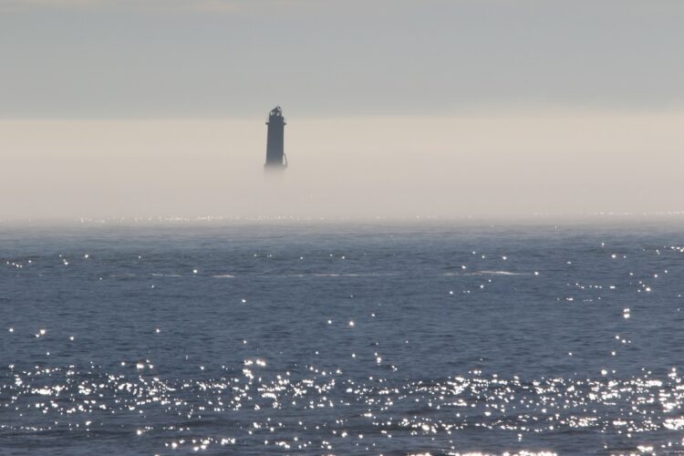 納沙布岬から見える貝殻島の灯台（撮影／山本皓一）