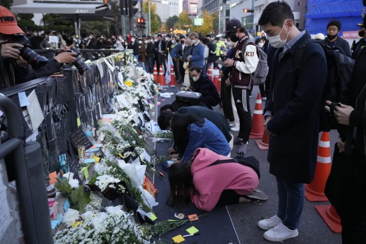韓国・梨泰院の事故現場には、献花や追悼メッセージが集まった（写真／AFLO）