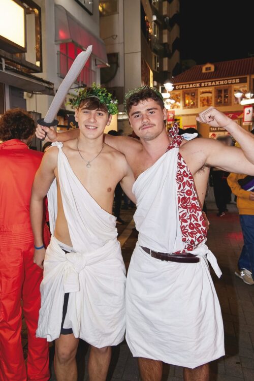 「初の渋谷ハロウィン楽しい! お金をかけず、自作しやすいローマ神話の神に仮装しました」（左からディラン・クロスさん、セバスチャン・サバニアさん）