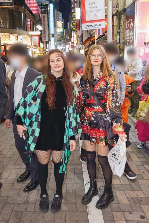 鬼滅コスプレで渋谷ハロウィンに来ていたドイツのシリン・ハイドゥクさん（写真左）