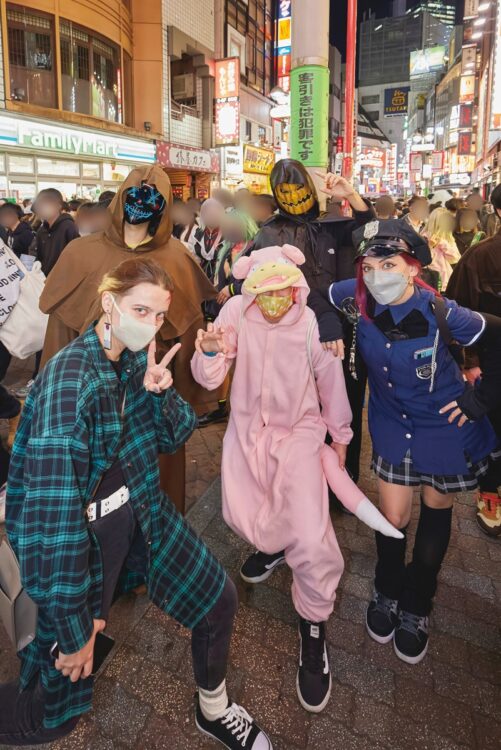 ヴェロニカ・ヴィンチさん（写真右）は、警察官コスプレ