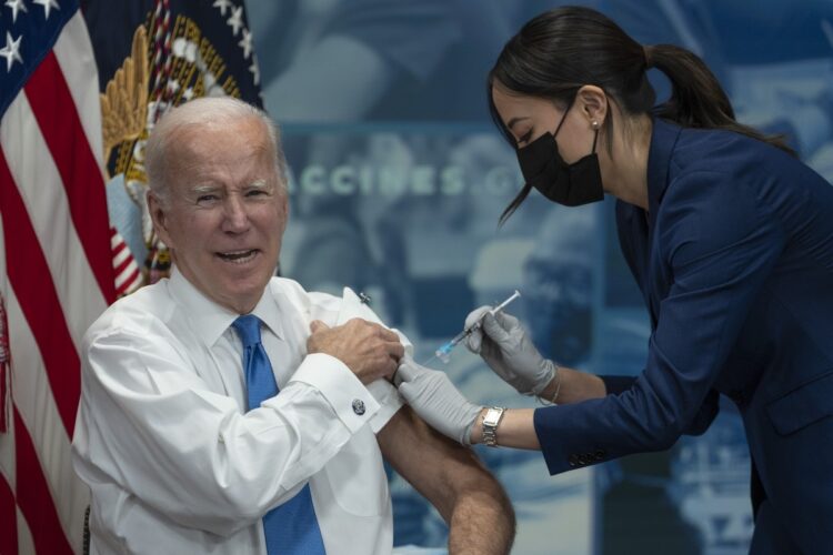 10月25日、米バイデン大統領はオミクロン株対応ワクチンを接種（CNP/時事通信フォト）
