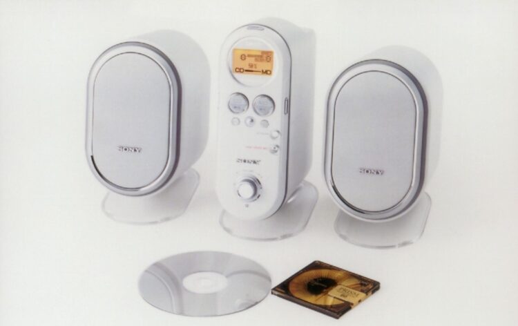 2002年、ソニー（SONY）のミニディスク（MD）デスクトップオーディオシステム・サウンドゲート「LAM-Z10」（時事通信フォト）