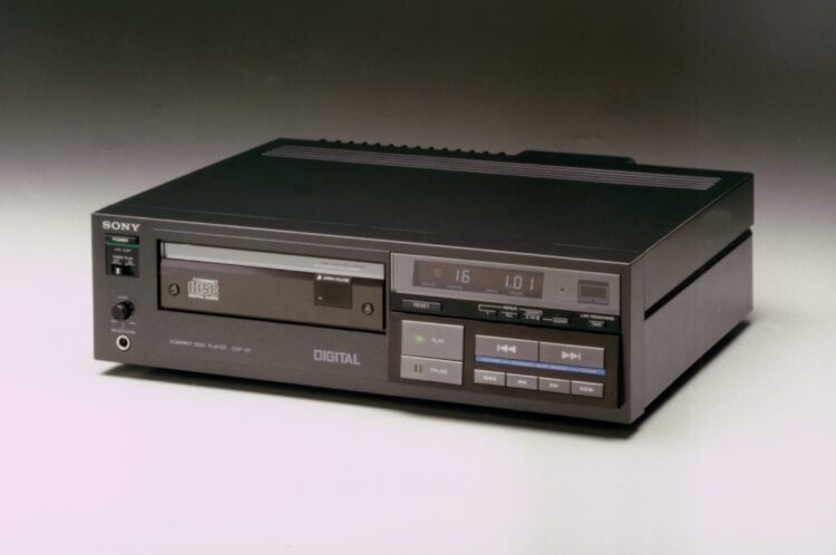 デジタルオーディオの幕開けとなったコンパクトディスクプレーヤー「CDP-101」。定価16万8千円。世界初のCDプレーヤー［ソニー提供］（時事通信フォト）
