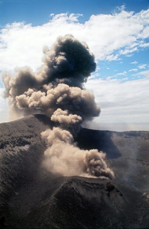 南太平洋にあるバヌアツ共和国を構成す約半分は火山島。写真はタンナ島の活火山ヤスール(dpa/時事通信フォト)