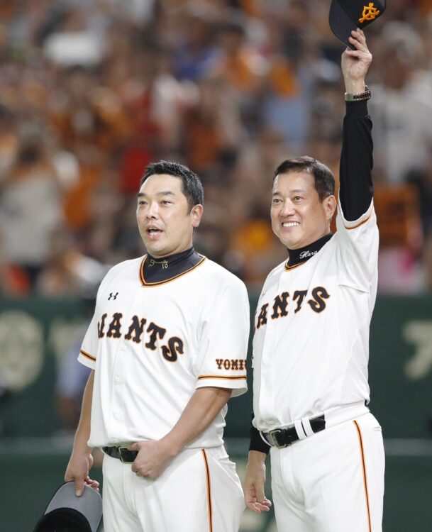 原辰徳監督（右）と阿部慎之助ヘッドコーチ（写真／共同通信社）