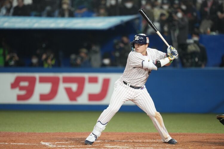 スイングを始動させる村上（撮影・藤岡雅樹／JMPA）