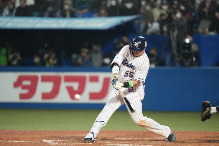 インパクトの瞬間を迎える寸前の村上