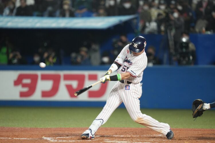 ボールを弾き返した瞬間の村上