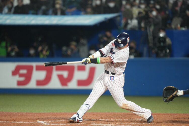 打球はスタンドへと消えていく