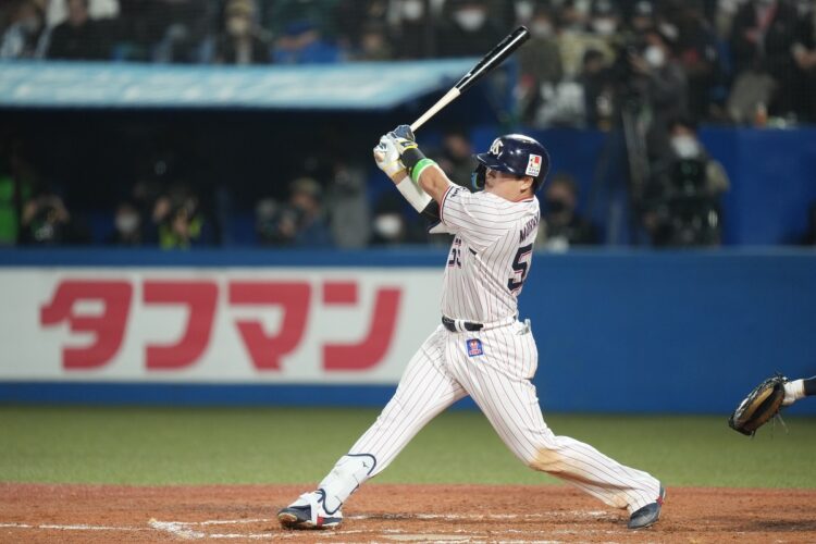 インパクトの後も頭と両足を結ぶ線はほぼ二等辺三角形のまま