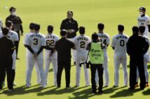 岡田新監督の方針がチームに浸透すれば“アレ”も近づくか(時事通信フォト)
