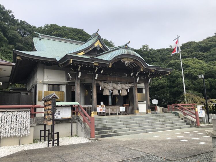 本牧神社は「お馬流し」神事で知られる。これは、茅で作った“お馬さま”に厄災を託して海に流すというもので、1566（永禄9）年から受け継がれ、神奈川県無形民俗文化財、神奈川県民俗芸能五十選に指定されている