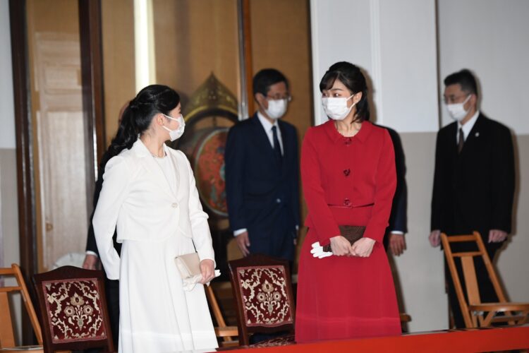 おふたり並んで紅白のお洋服が目を惹く（写真／JMPA）