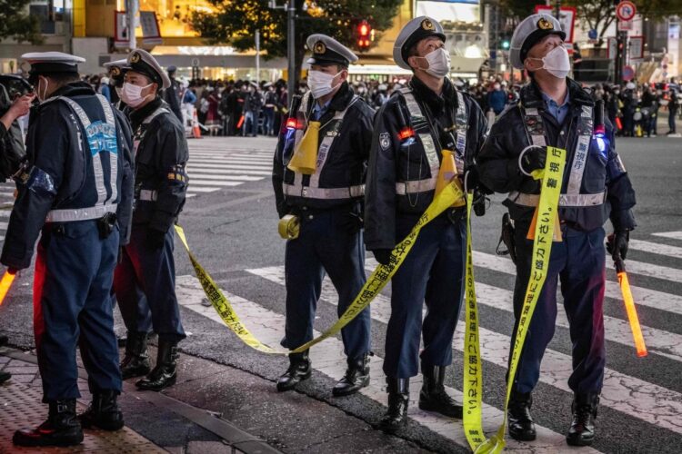 渋谷でハロウィンの雑踏警備にあたる警察官たち（AFP＝時事）
